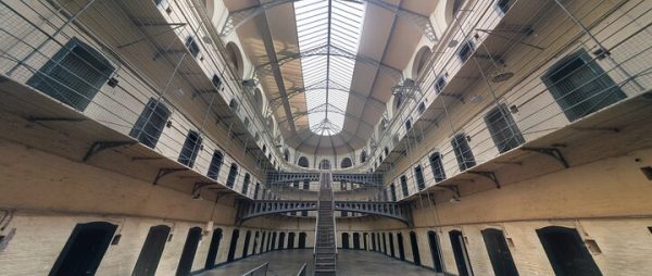 Vivencias y anécdotas de un penitenciario en forma de libro