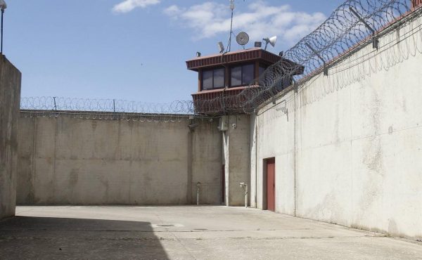 Un preso de la cárcel de Villanubla agrede a un funcionario y le rompe un dedo