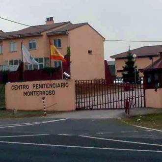 Expedientados tres funcionarios de prisiones de Monterroso por el vídeo de internos tatuándose y tomando pastillas