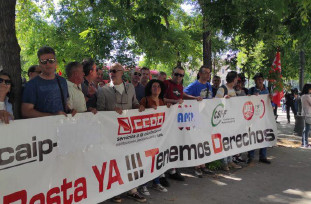 Los funcionarios de prisiones se manifiestan en Madrid delante del Ministerio del Interior pidiendo el cese del director de la prisión de Valdemoro