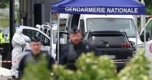 Dos agentes muertos en un asalto a un furgón policial: Francia busca a contrarreloj a los autores y al delincuente fugado
