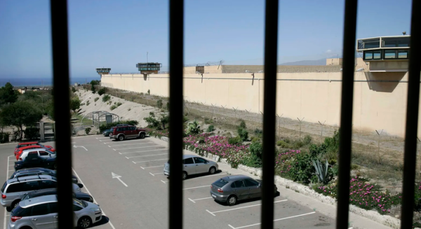 Tres funcionarios de la prisión de Almería sufren lesiones leves tras un forcejeo con un interno